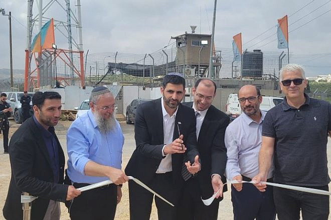 Communications Shlomo Karhi Minister of cuts the ribbon at the inauguration ceremony for a cellular antenna at the Amos Junction in Gush Etzion, May 8, 2023. Source: Twitter.