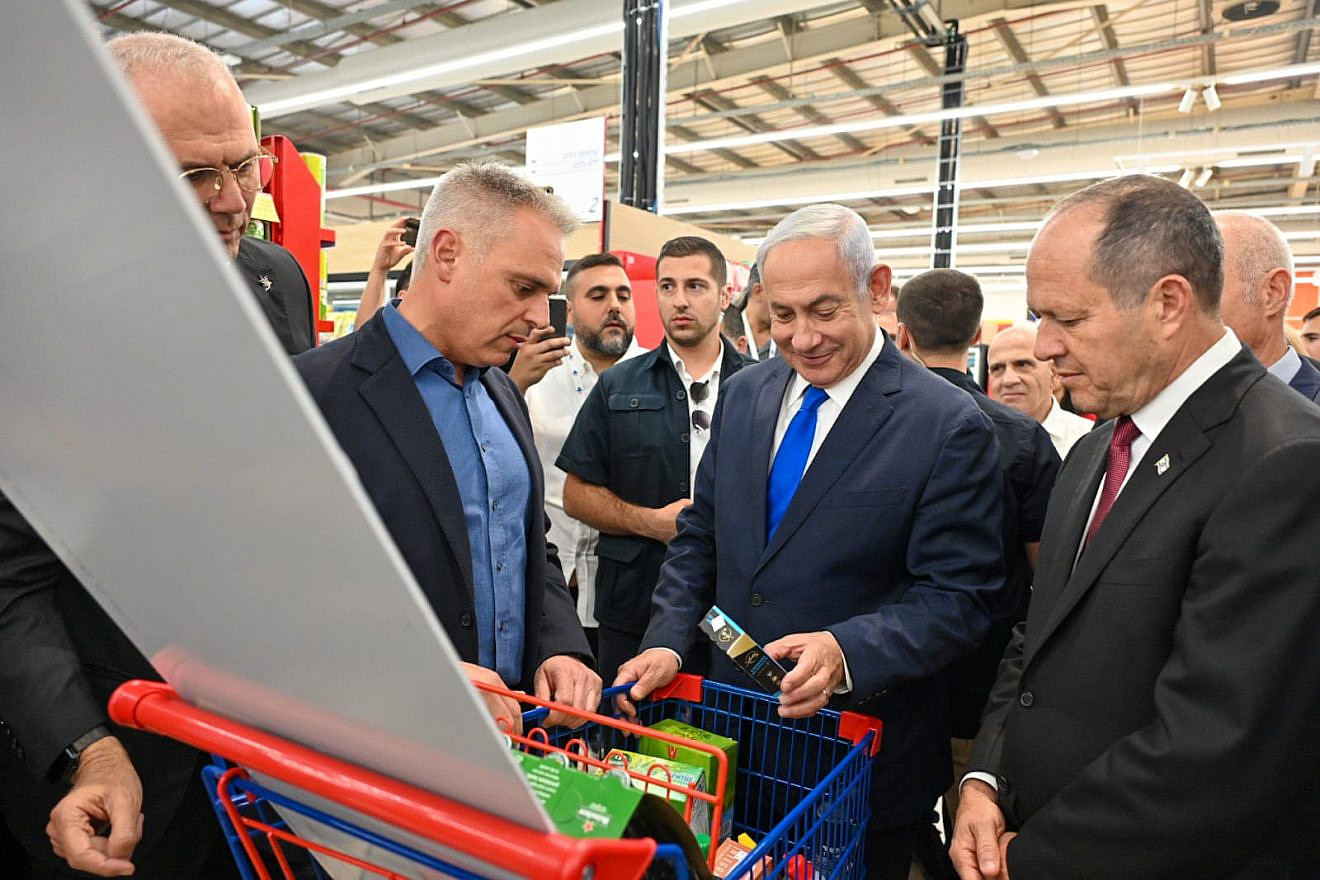 Israeli Prime Minister Benjamin Netanyahu and Industry Minister Nir Barkat (right) visit a branch of the Carrefour international supermarket chain on Mon., May 8, 2023, a day ahead of the official opening of 50 branches throughout Israel. Credit: Kobi Gideon (GPO).