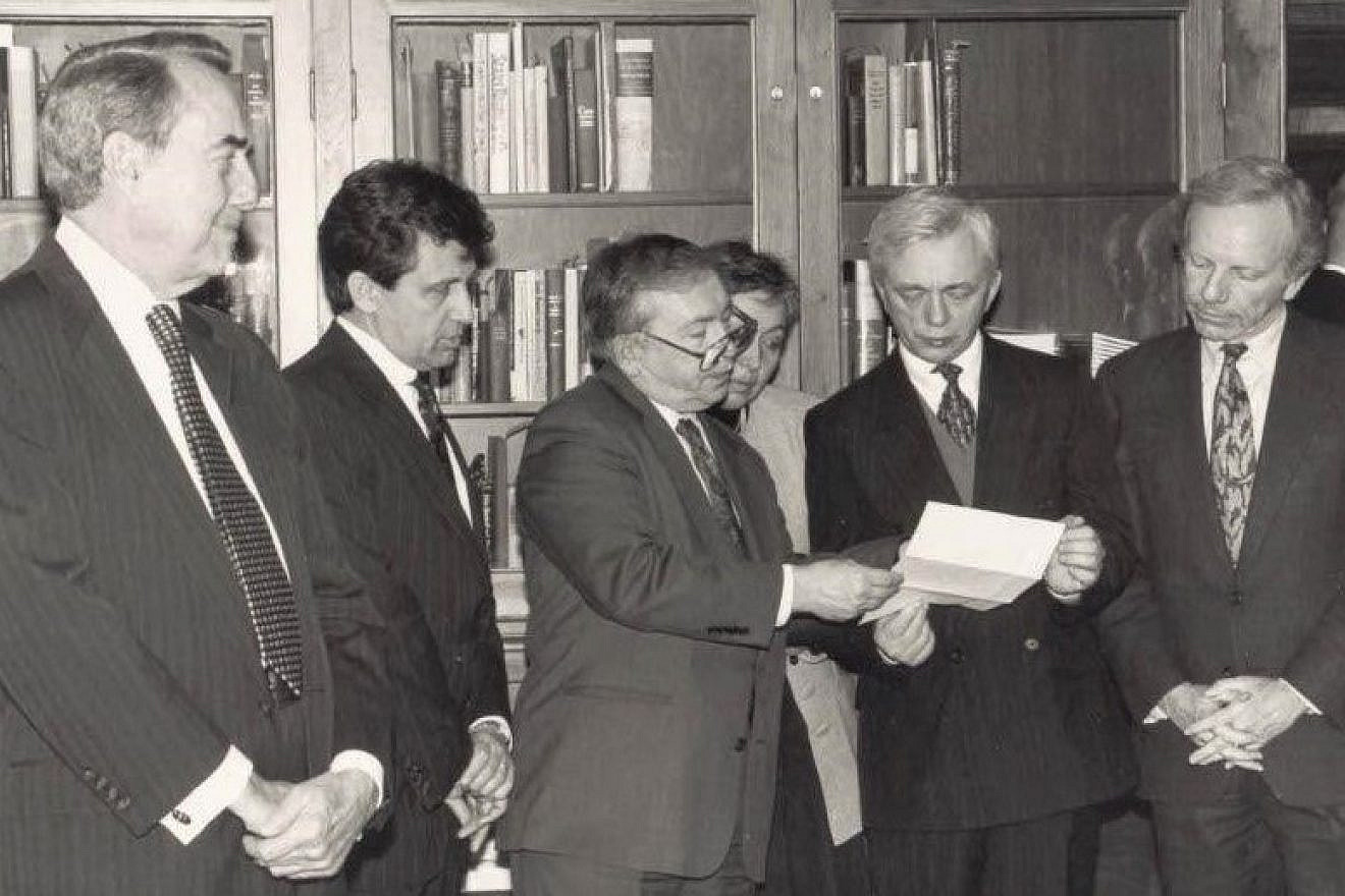 Kansas Sen. Bob Dole (at left) and Connecticut Sen. Joe Lieberman (at right) with Russian Ambassador Vladimir Lukin, 1994. Credit: Courtesy of Rabbi Yosef Cunin.