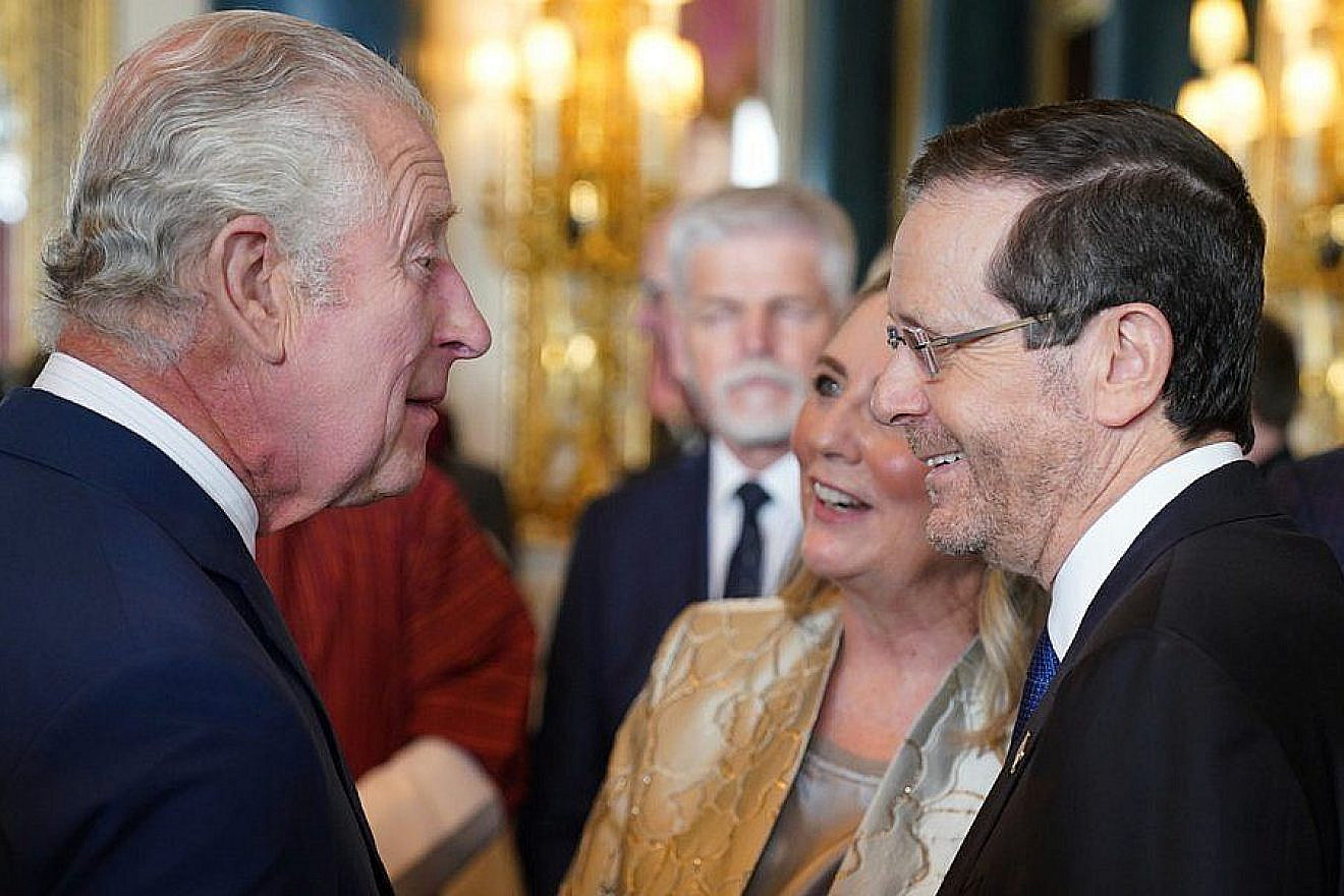 President Isaac Herzog speaks with King Charles III at the coronation reception in London on May 6, 2023. Source: Twitter.