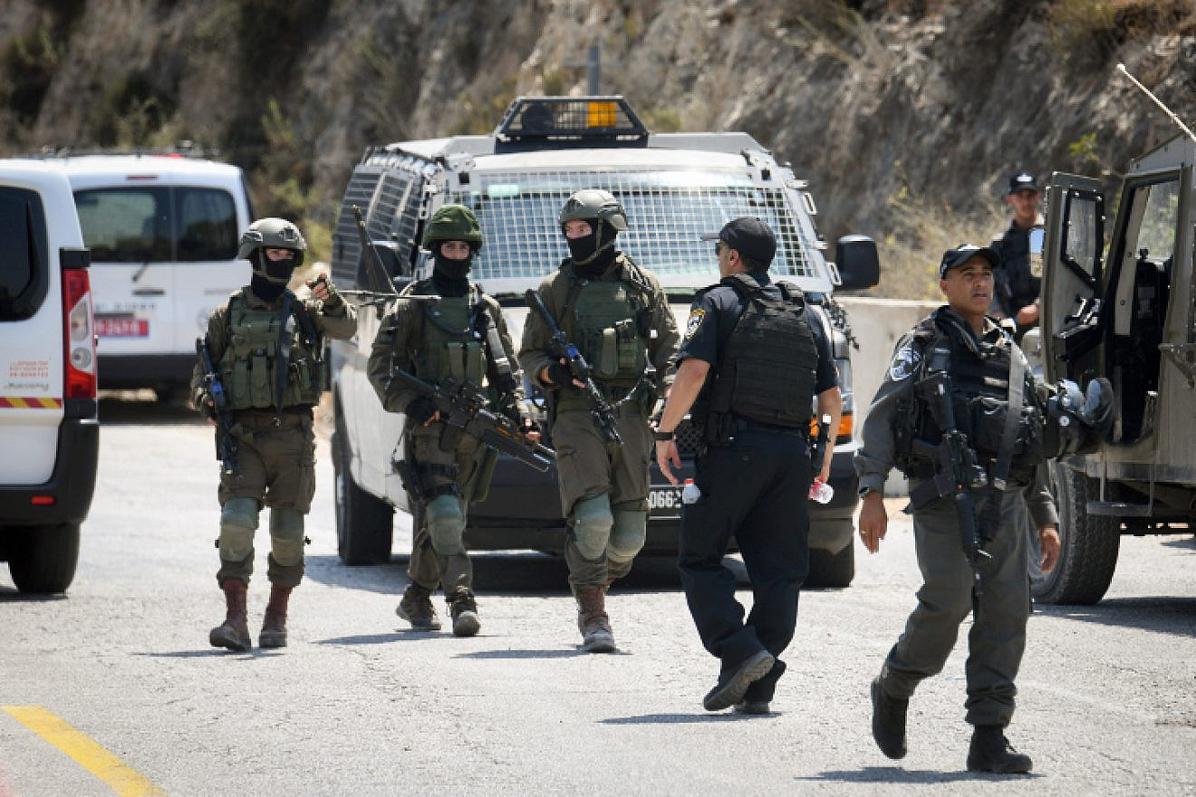 Israeli security personnel at the scene of a terrorist attack near Danny Spring (Ein Bubin), in the Binyamin region of Samaria, Aug. 23, 2019. Credit: Flash90.