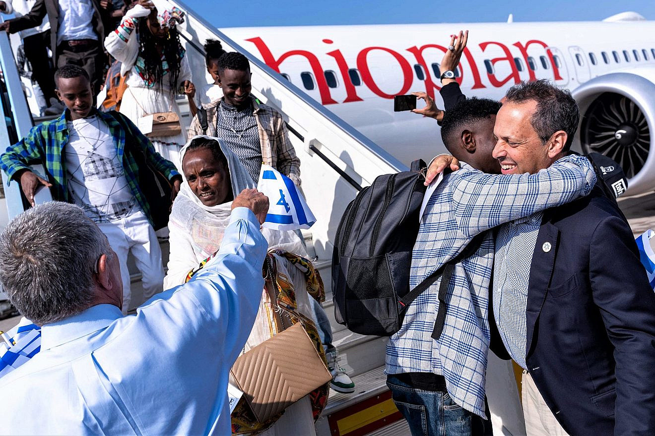 Mark Wilf, chairman of the board of governors of the Jewish Agency for Israel (right) greets new immigrants from Ethiopia at Ben-Gurion International Airport, May 9, 2023. Photo by Maxim Dinshtein.