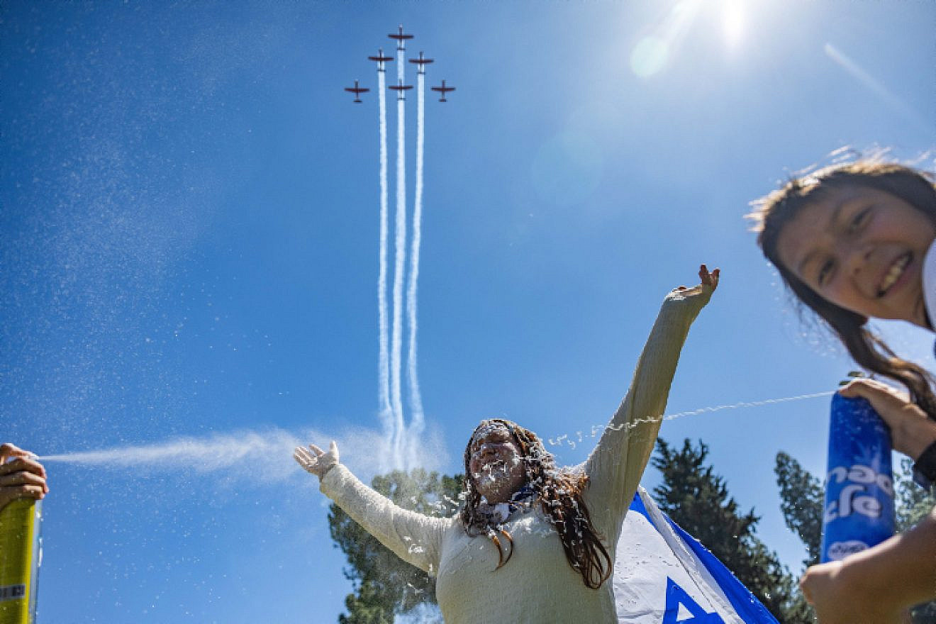 People watch the military airshow as part of Israel's 75th Independence Day celebrations, in Saker Park, Jerusalem, April 26, 2023. Photo by Yonatan Sindel/Flash90.