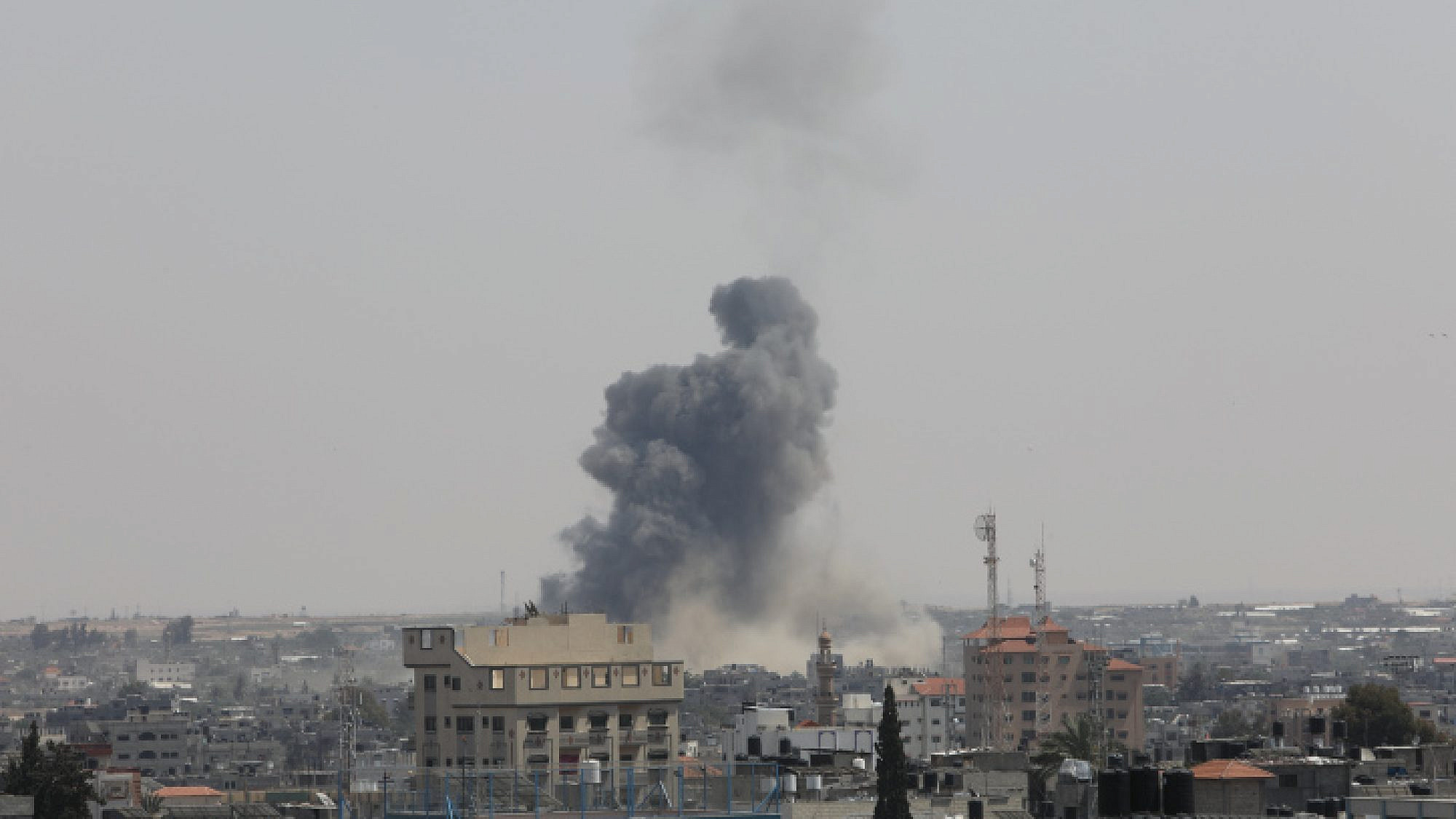 Smoke rises in Gaza City after strikes by Israeli aircraft, May 10, 2023. Photo by Abed Rahim Khatib/Flash90.