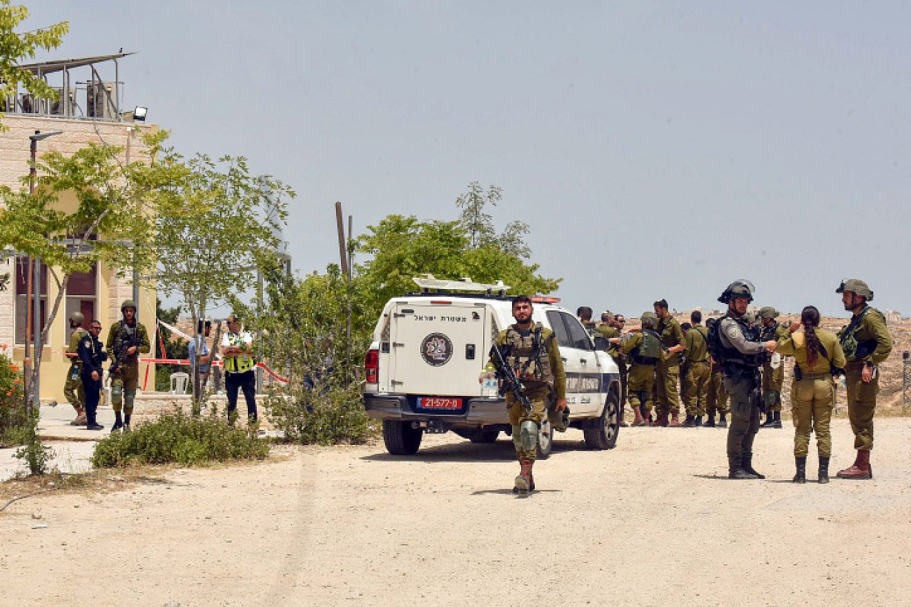 Israeli security forces at the scene of an attempted stabbing in Teneh Omarim, in Judea and Samaria, May 26, 2023. Photo by Dudu Greenspan/Flash90.