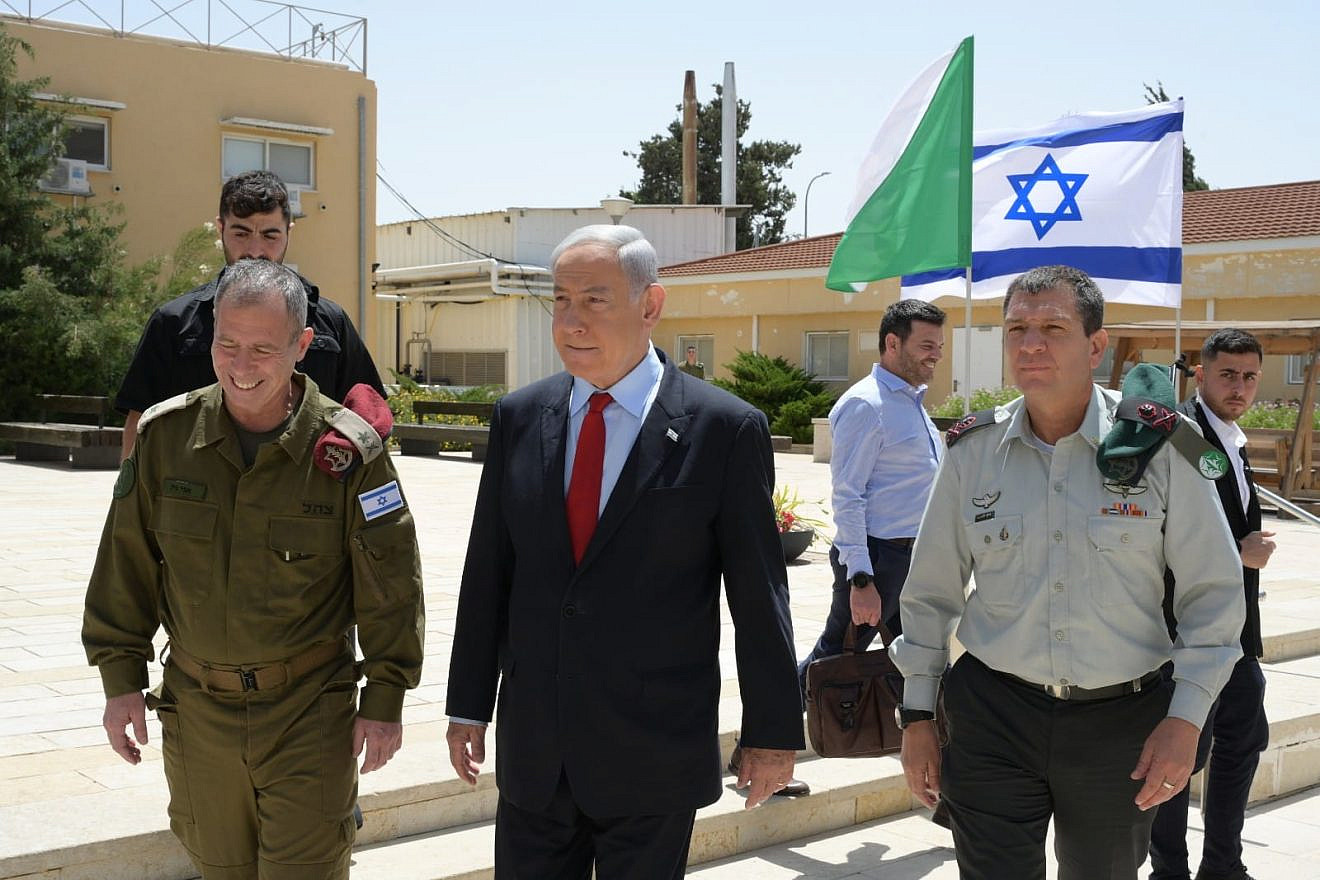 Prime Minister Benjamin Netanyahu and IDF Intelligence head Maj.-Gen. Aharon Haliva (right) visit an IDF Intelligence base, May 23, 2023. Photo by Amos Ben-Gershom/GPO.