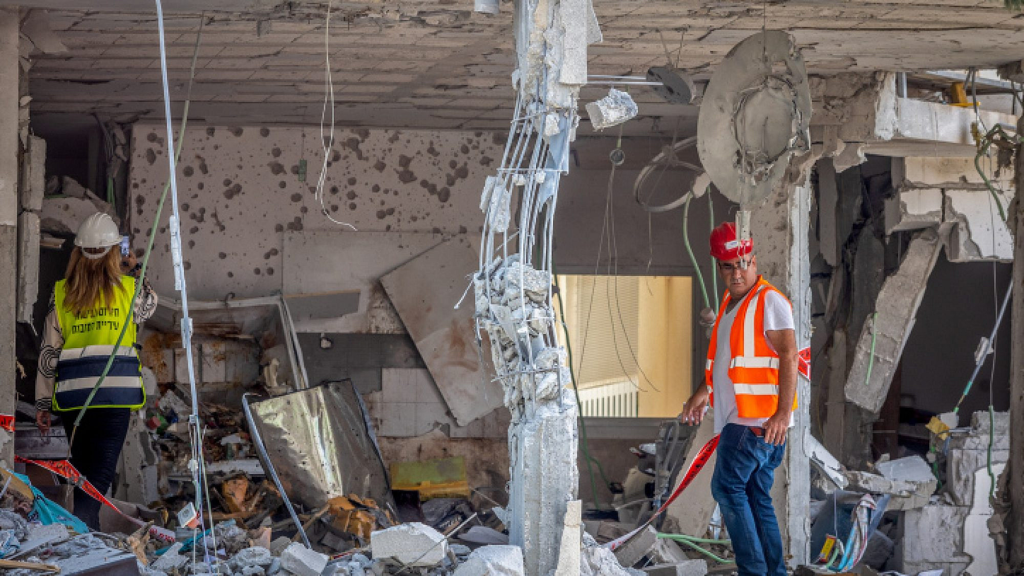 A building in Rehovot, a day after a Gazan rocket killed an elderly woman there, May 12, 2023. Photo by Yossi Aloni/Flash90.
