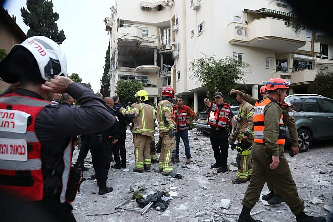 Israeli emergency workers and security personnel outside a four-story apartment house in Rehovot after a Gazan rocket hit it, May 11, 2023. Photo by Gideon Markovich/TPS.