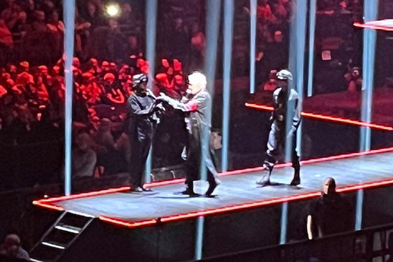 Roger Waters dresses as SS officer at concert - JNS.org