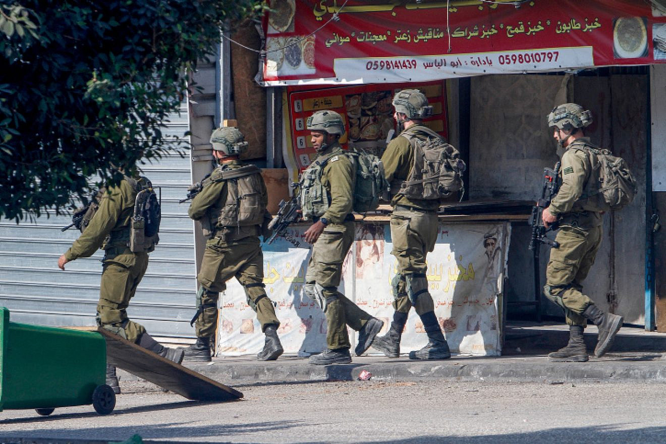 Israeli soldiers at the scene of a shooting attack near Shavei Shomron in Samaria, Oct. 11, 2022. Photo by Nasser Ishtayeh/Flash90.