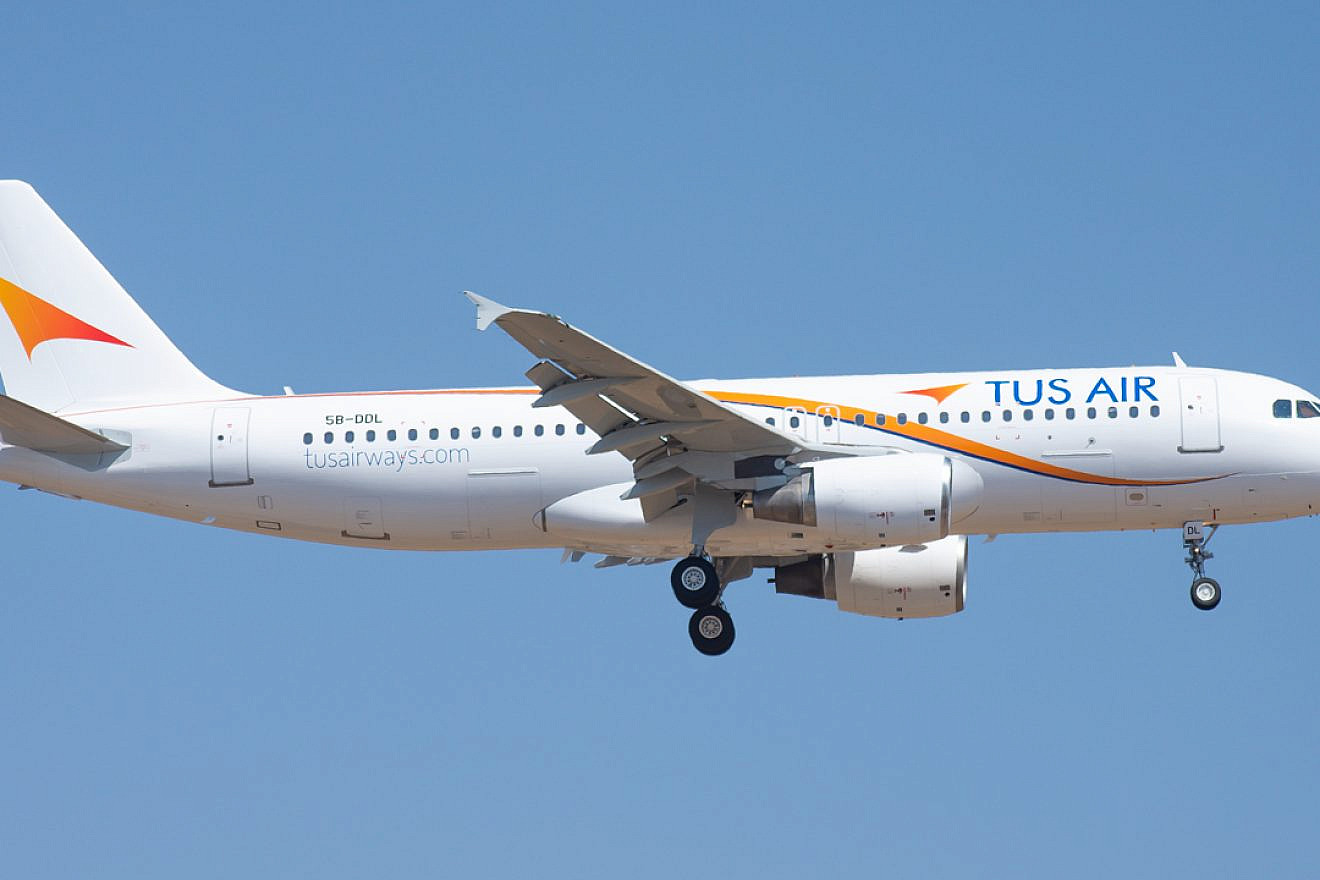 A Tus Airways Airbus A320-200. Photo by Ronen Fefer/Flickr via Wikimedia Commons.