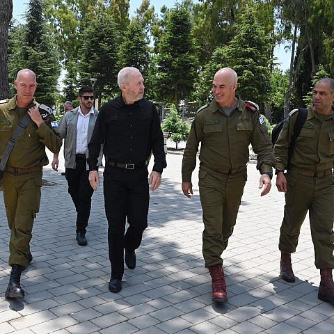 Министр обороны Йоав Галлант со старшими офицерами во время визита в Северное командование АОИ, 6 июня 2023 г. Фото Ариэля Хермони/Министерство обороны Израиля.