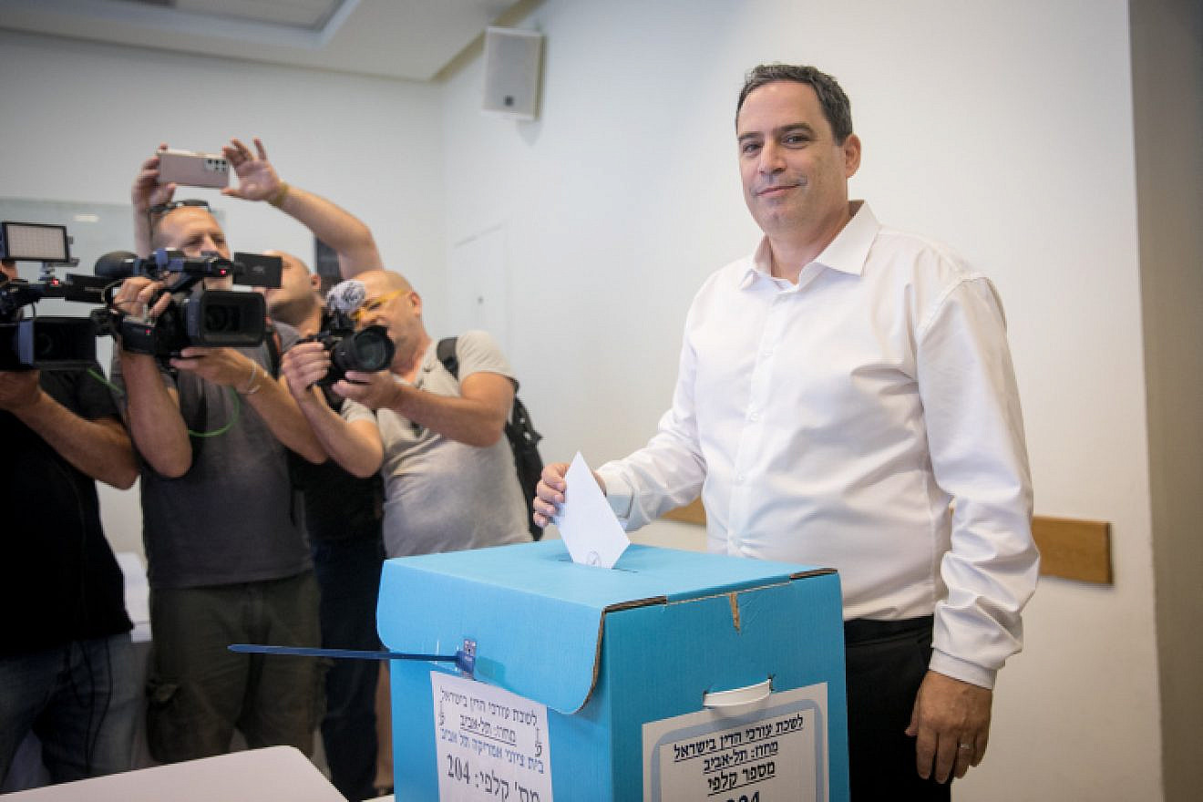 Amit Becher, currently interim chairman of the Israel Bar association, casts his ballot for the head of the association at a voting station in Tel Aviv, June 20, 2023. Photo by Miriam Alster/Flash90.