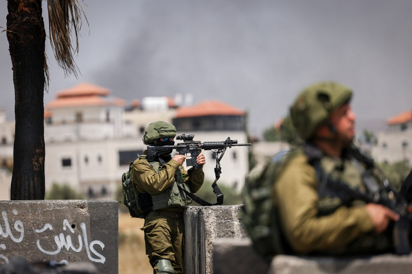 Israeli soldiers at the entrance to the village of Turmus Aya. June 21, 2023. Photo by Yonatan Sindel/FLASH90