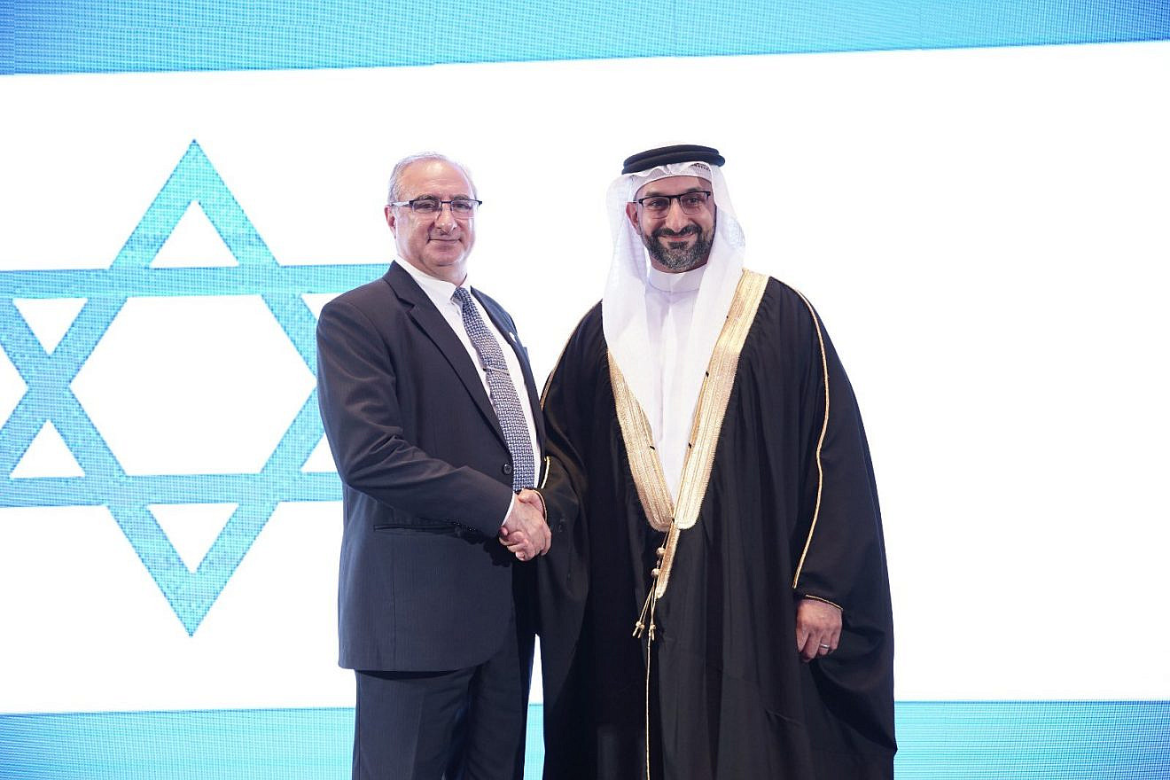 Israeli Ambassador to Bahrain Eitan Na'eh (left) and Bahrain's Minister of Industry and Commerce Abdulla bin Adel Fakhro at a gala event in Manama marking Israel's 75th anniversary, on May 31, 2023. Credit: Israeli Embassy in Bahrain.