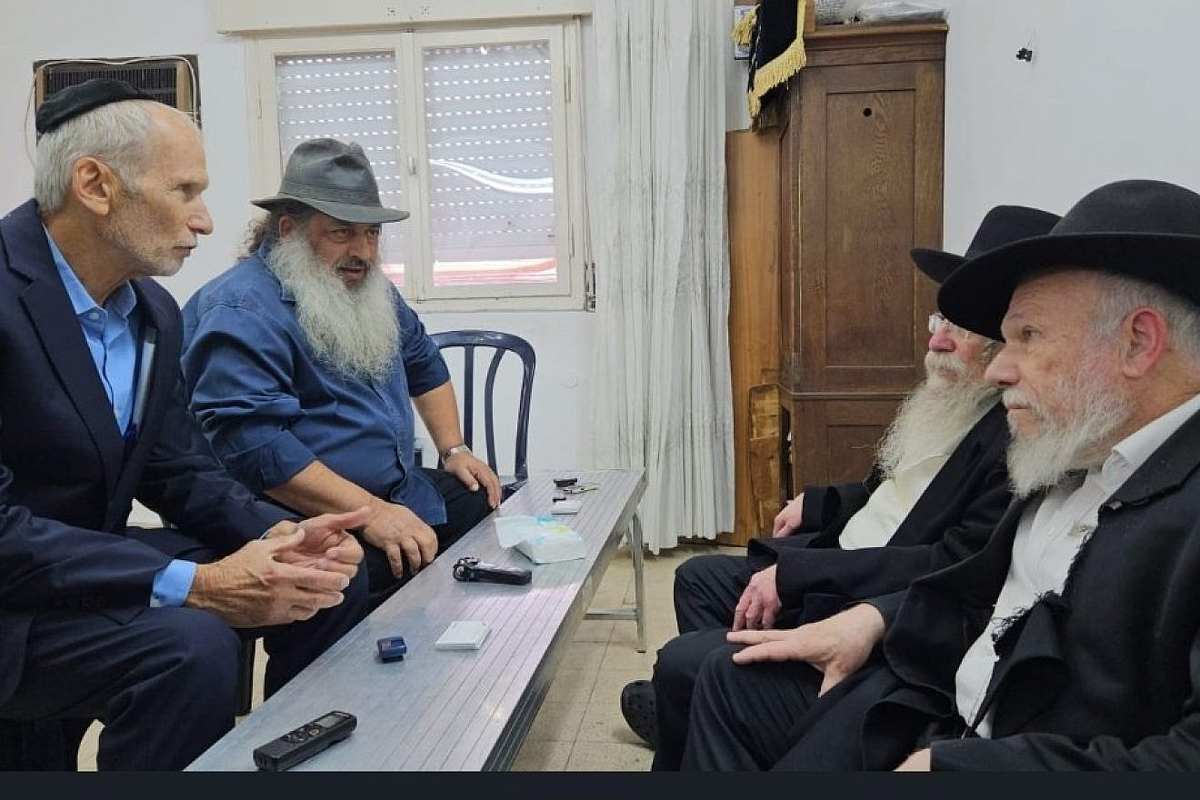 Angel Bakeries chairman Omer Barlev (left) and CEO Yaron Angel (second from left) sit shivah with the sons of the late Rabbi Gershon Edelstein in Bnei Brak, June 4, 2023. Source: Twitter.