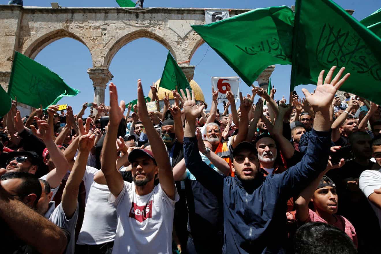Muslims raise Hamas flags on the Temple Mount in Jerusalem, May 7, 2021. Photo by Jamal Awad/Flash90.
