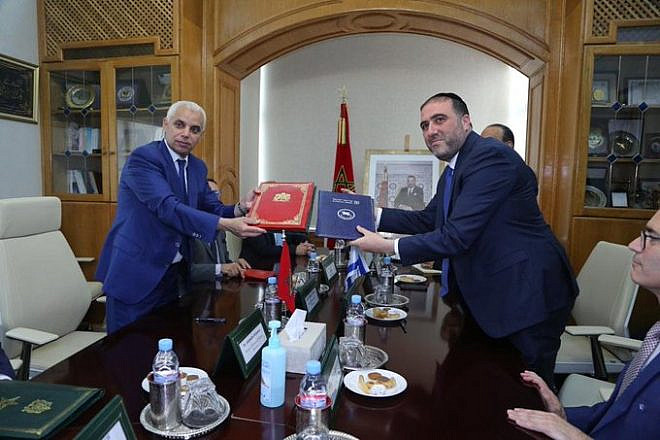 Moroccan Health Minister Khalid Aït Taleb (left) and his Israeli counterpart Moshe Arbel sign a bilateral cooperation agreement in Rabat, June 16, 2023. Source: Twitter.
