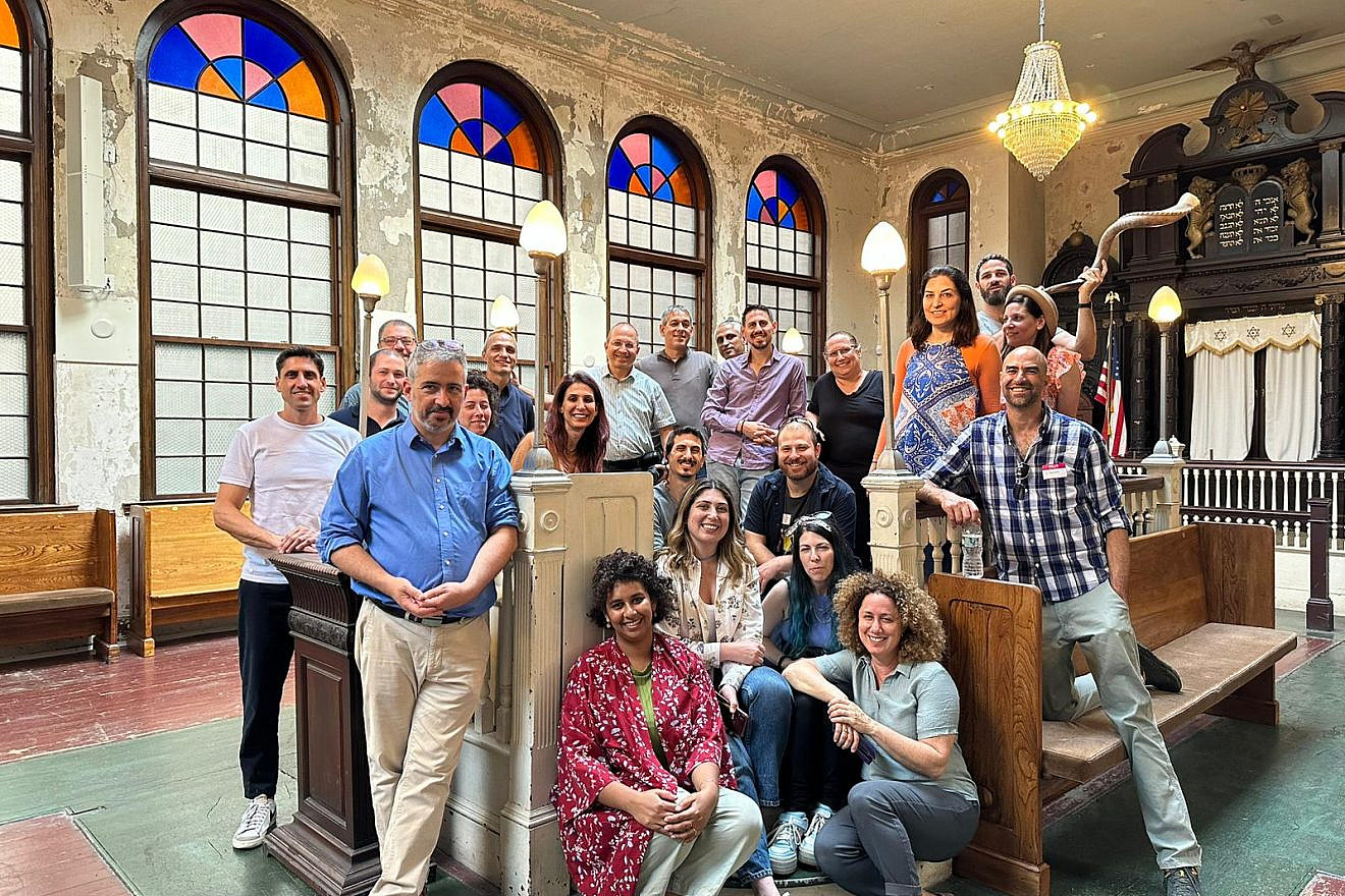 Students in the Ruderman Program for American Jewish Studies at the Vilna Shul, Boston’s oldest immigrant-built synagogue. Credit: Courtesy.
