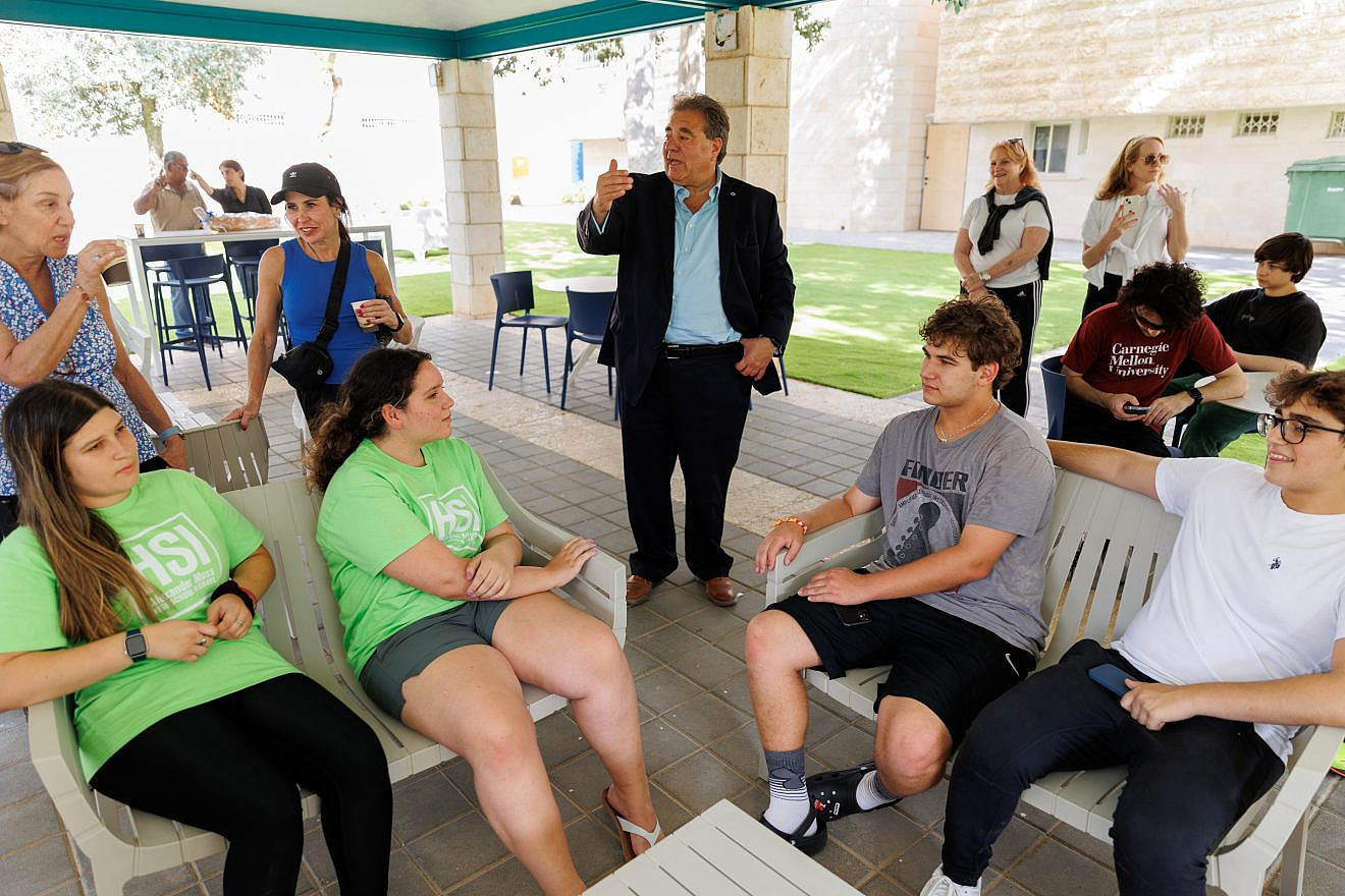 JNF-USA CEO Russell Robinson speaks to arriving Muss students. Credit: JNF-USA.