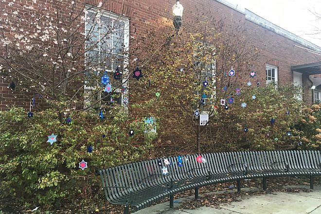 Local residents knitted and hung Stars of David along the Murray Avenue in the Squirrel Hill neighborhood of Pittsburgh after the mass shooting at the Tree of Life*Or L’Simcha Synagogue on Oct. 27, 2018. Credit: Wikimedia Commons.