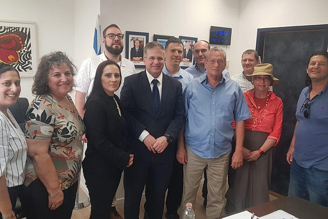 Likud Anglo Division members with Israeli Education Minister Yoav Kisch. Courtesy of Paul Wiener.