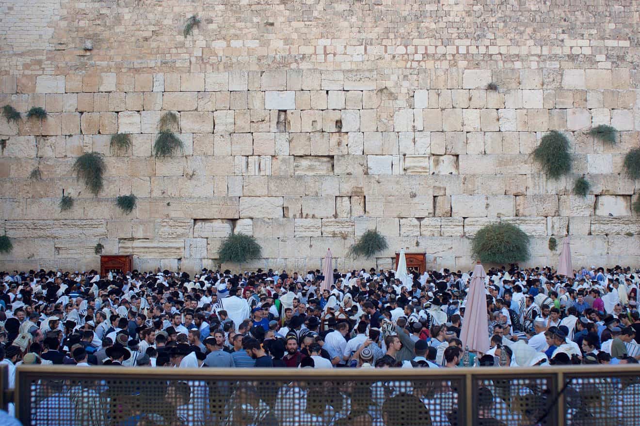 Tisha B'Av at the Western Wall in Jerusalem's Old City. Credit: Akiva Van Koningsveld.