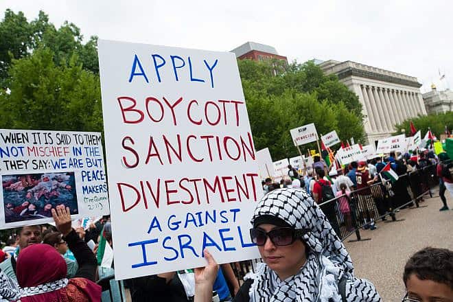 Some 10,000 demonstrators march on the White House in Washington, D.C., to protest Israel's offensive in Gaza known as “Operation Protective Edge,” Aug. 2, 2014. Credit: Ryan Rodrick Beiler/Shutterstock.