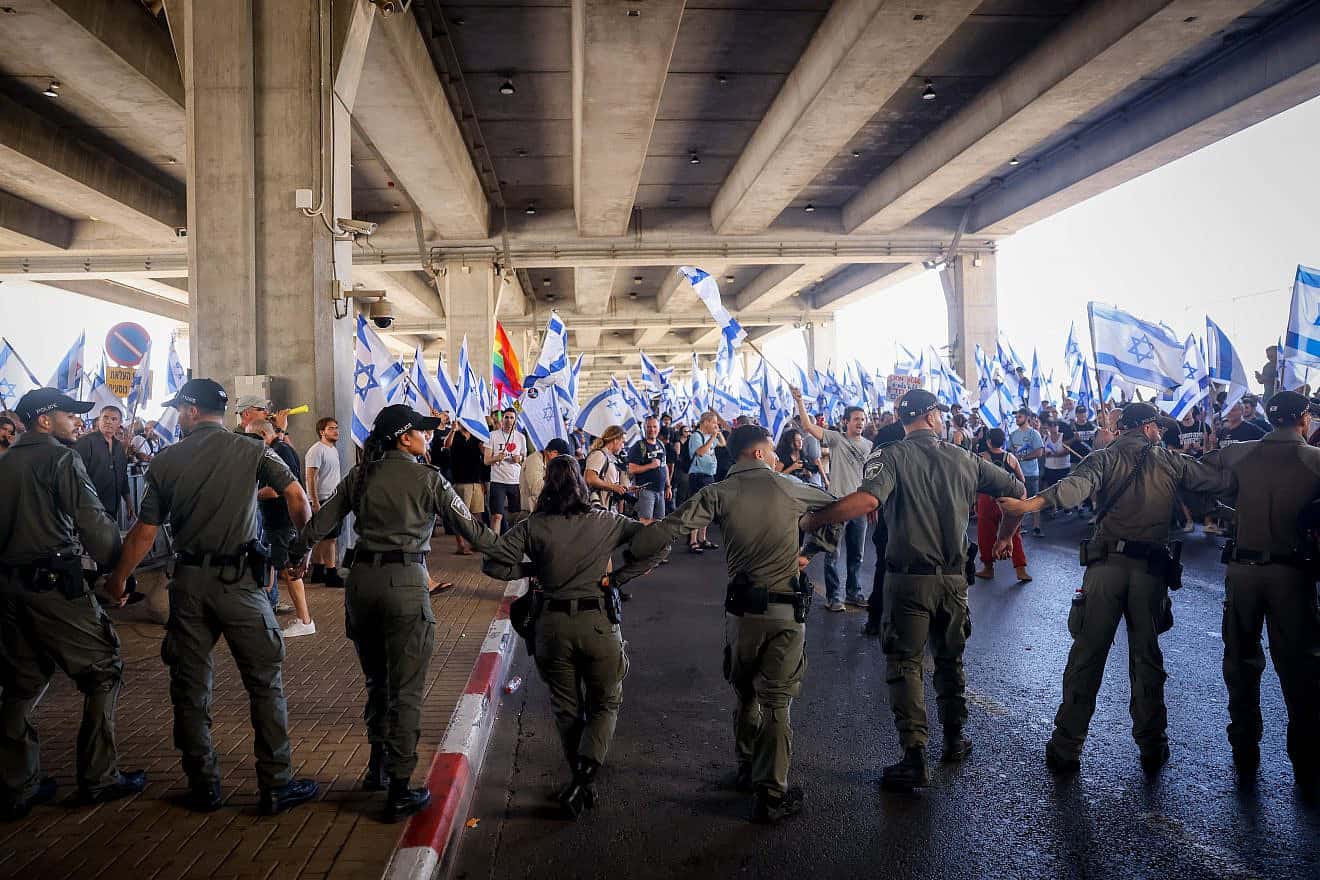 Opponents of reform face off against police at Ben-Gurion Airport, July 11, 2023. Photo by Chaim Goldberg/Flash90.