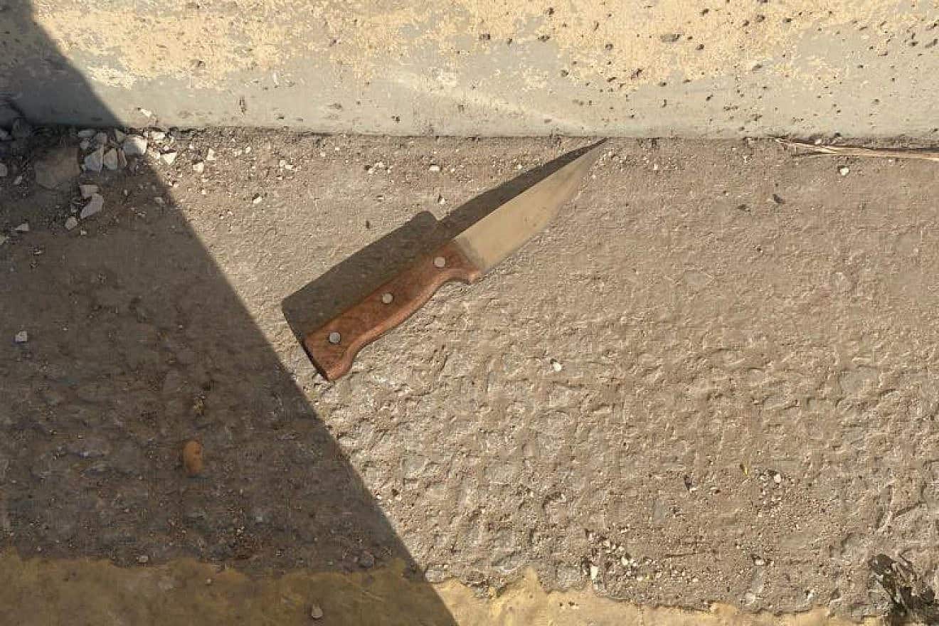 The knife carried by the terrorist at the Gilboa crossing in northern Samaria. Credit: Israel Defense Ministry.