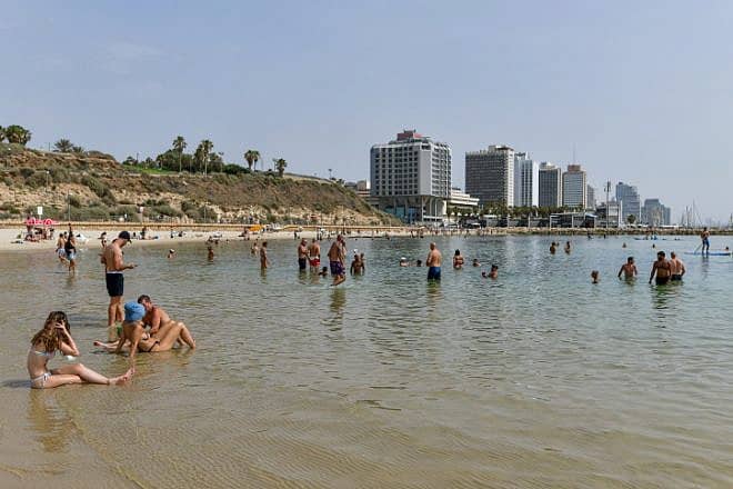 Israelis enjoy the beach on a hot summer day in Tel Aviv, June 2, 2023. Photo by Avshalom Sassoni/Flash90.