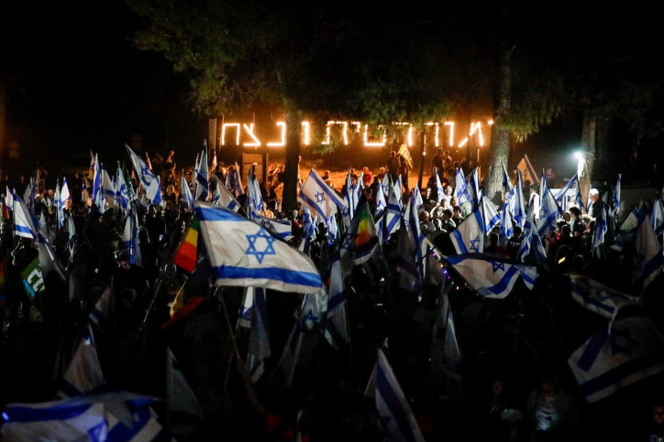Israelis protest against the Israeli government's planned judicial overhaul, outside the home of Defence Minister Yoav Galant in Moshav Amikam, on July 8, 2023. Photo by Shir Torem/Flash90 *** Local Caption *** ???? ?????
????
?????
????
?????
?????
??????
??????
???? ????