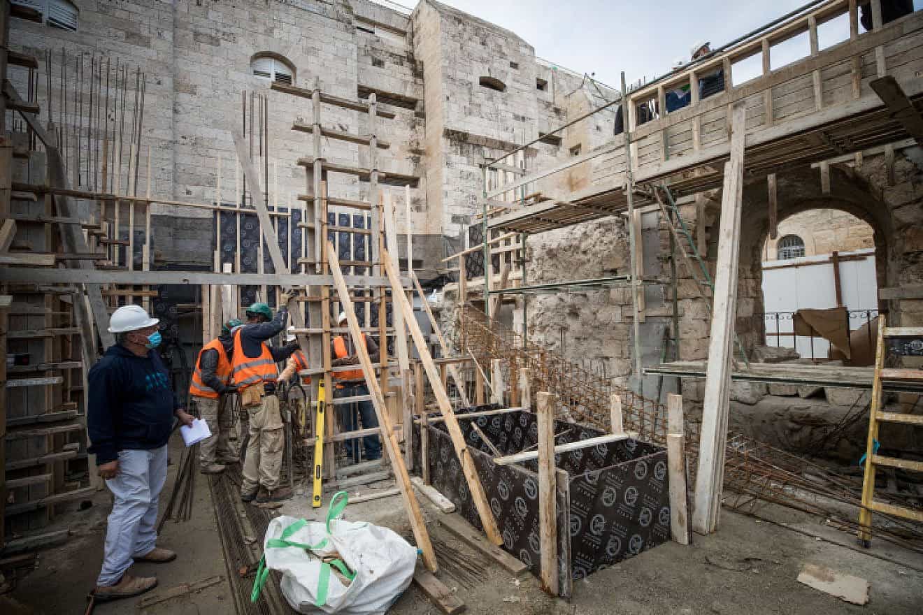 Construction work at the Tiferet Yisrael Synagogue in the Jewish Quarter of Jerusalem's Old City, Dec. 9, 2020. Photo by Yonatan Sindel/Flash90.