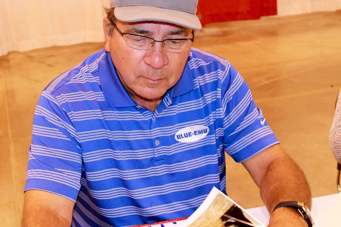 Former Major League Baseball player Johnny Bench signs autographs in Houston in May 2014. Credit: Eric Enfermero via Wikimedia Commons.