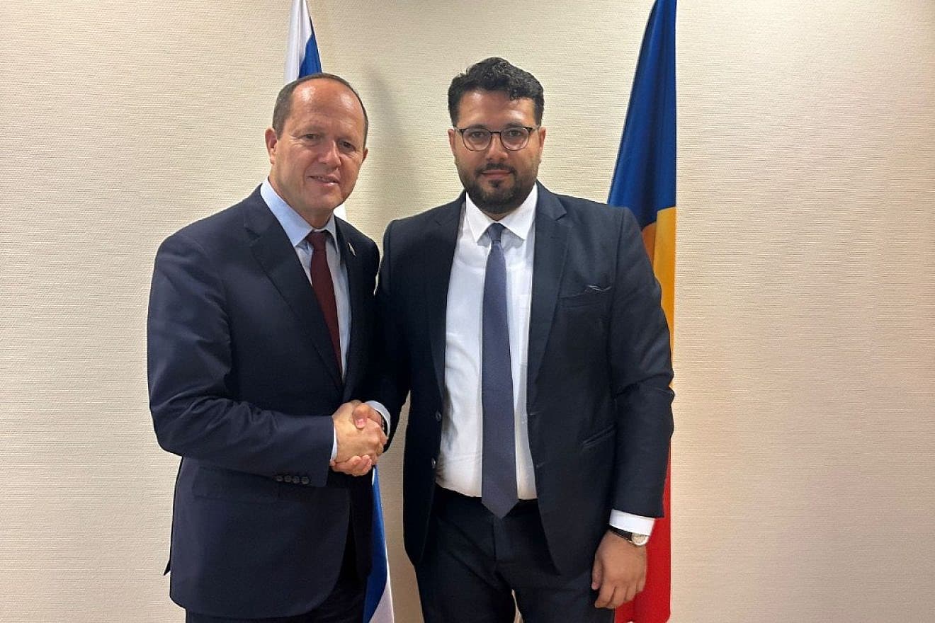 Israeli Minister of Economy and Industry Nir Barkat (left) and Moldova's Ambassador Alexandr Roitman in Jerusalem, July 31, 2023. Credit: TPS.