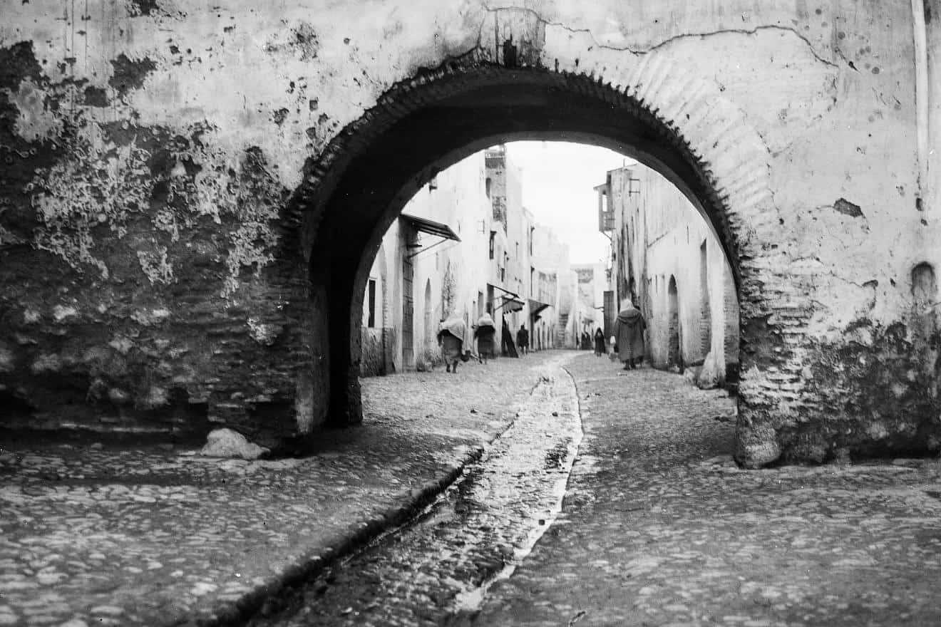 A street in the old medina of Tétouan in northern Morocco. Photo by Swiss aviator and photographer Walter Mittelholzer (1928) via Wikimedia Commons.