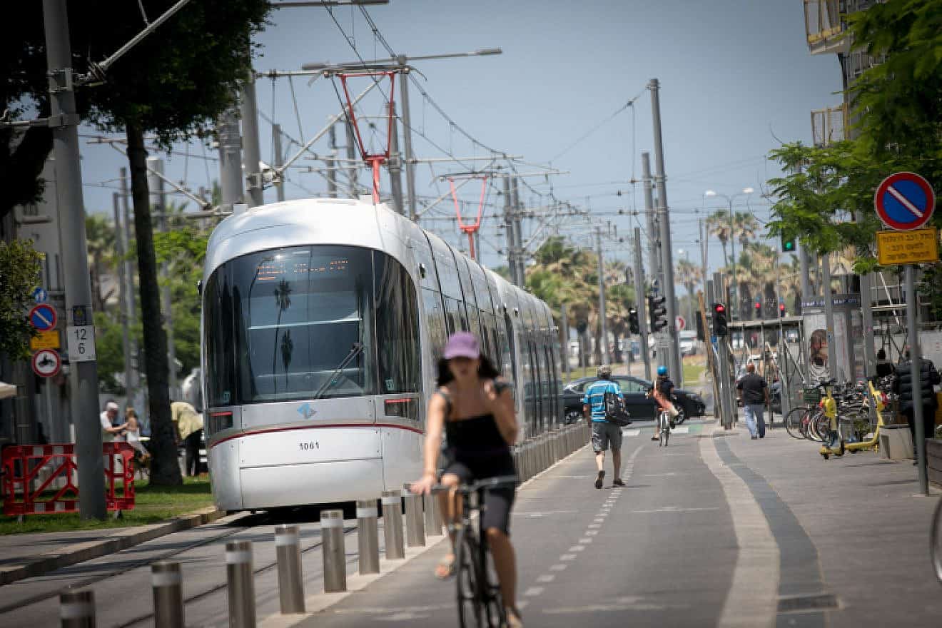 The Tel Aviv Light Rail on a trial run, June 6, 2023. Photo by Miriam Alster/Flash90.