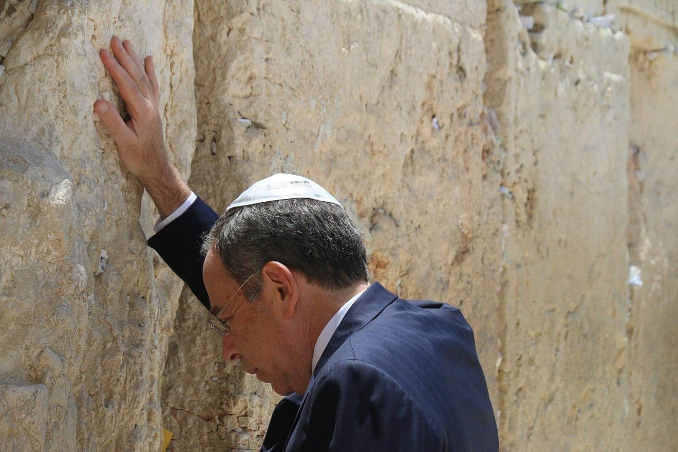 Outgoing U.S. Ambassador to Israel Thomas Nides offers a prayer at the Western Wall, July 12, 2023. Credit: Western Wall Heritage Foundation.