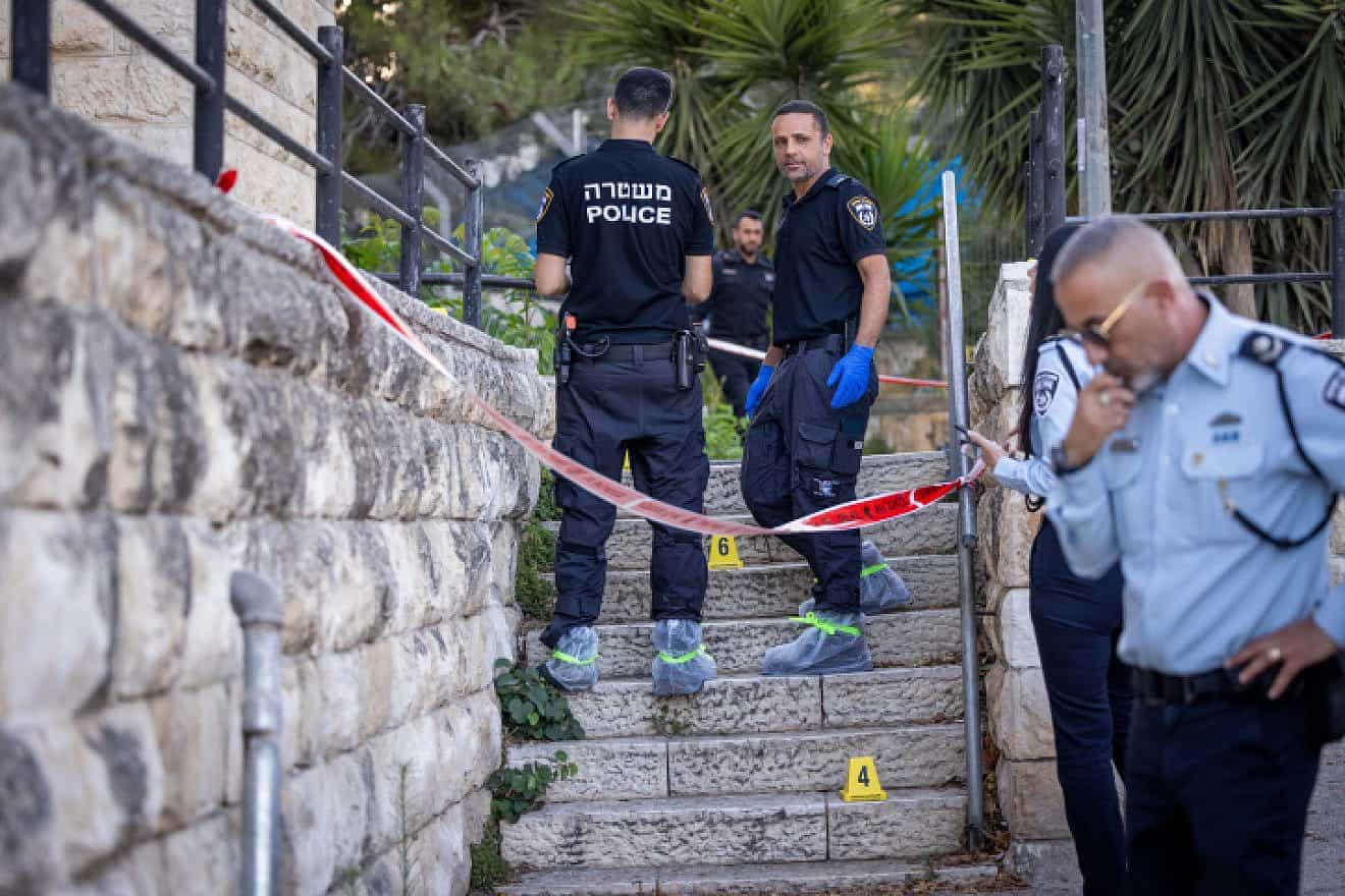 Police at the scene of the stabbing in Gilo, southern Jerusalem, July 20, 2023. Photo by Yonatan Sindel/Flash90.