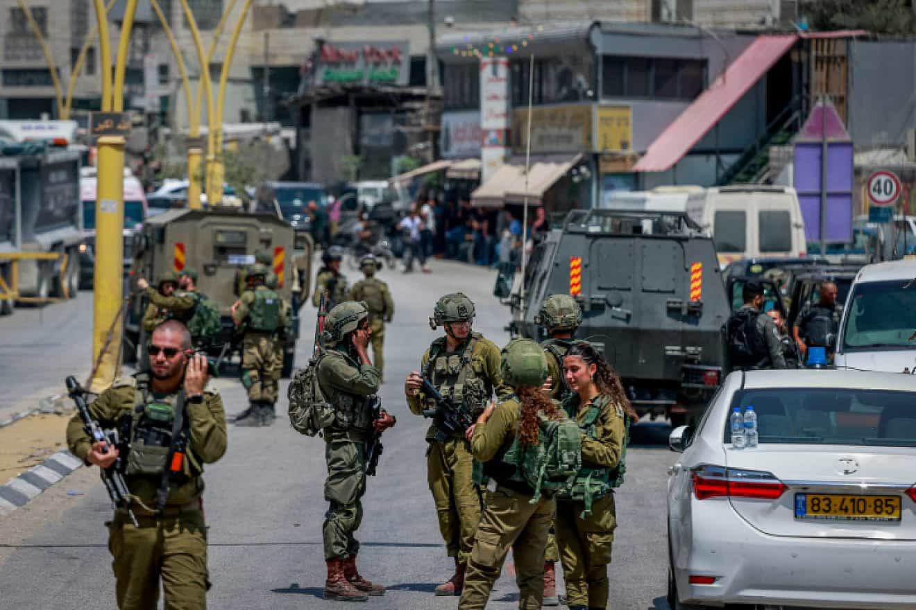 Israeli security forces at the entrance to Hebron following deadly shooting attack on Route 60, Aug. 21, 2023. Photo by Chaim Goldberg/Flash90.