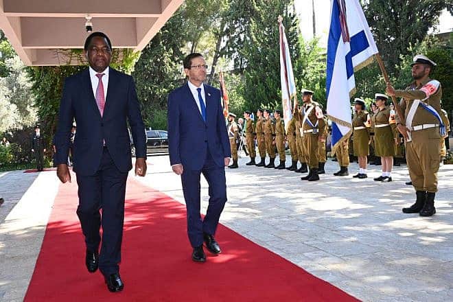 Israeli President Isaac Herzog (right) hosts his Zambian counterpart Hakainde Hichilema in Jerusalem, Aug. 1, 2023. Photo by Haim Zach/GPO.