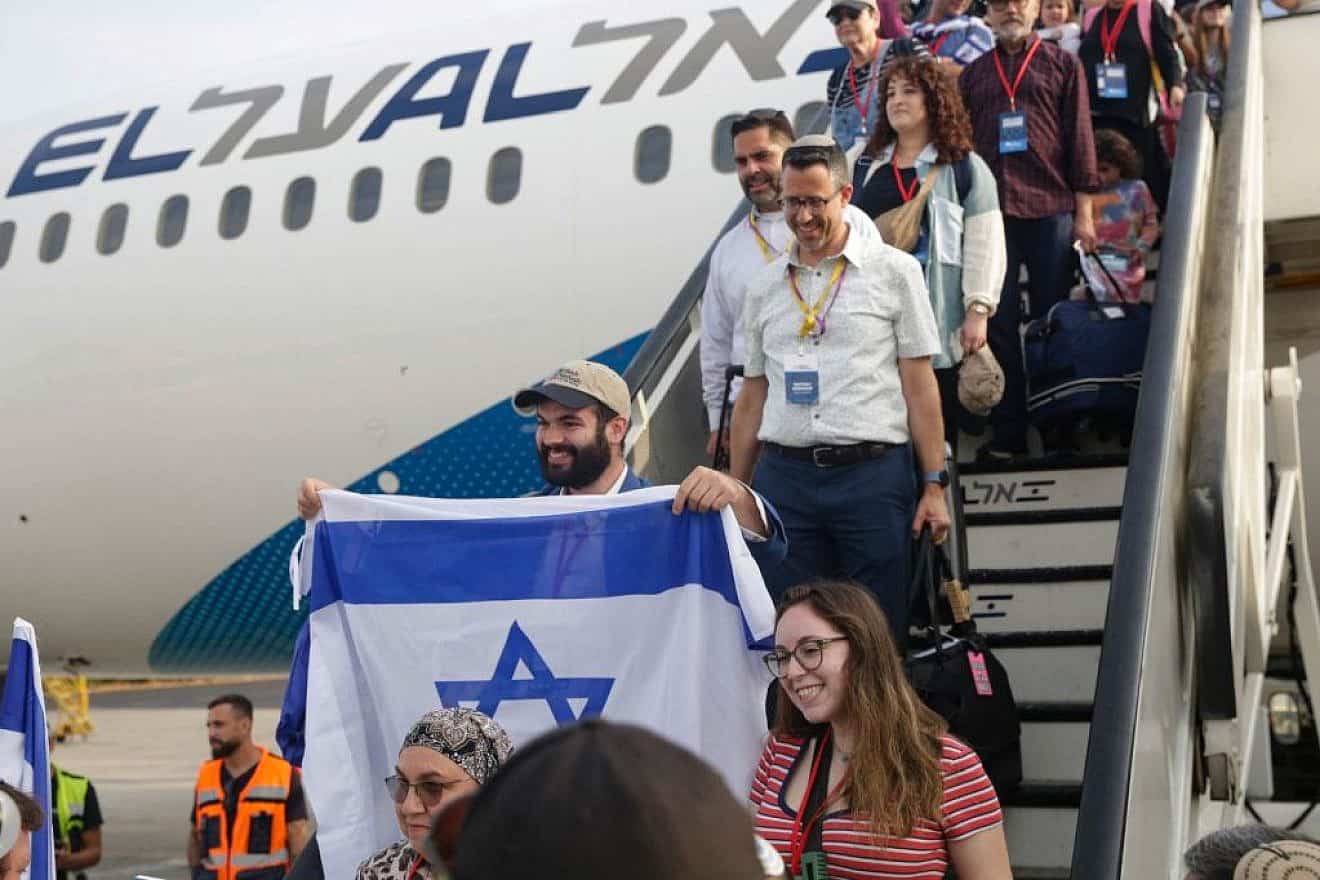 New immigrants from North America celebrate their arrival at Ben-Gurion Airport, Aug. 16, 2023. Photo by Kobi Natan/TPS.
