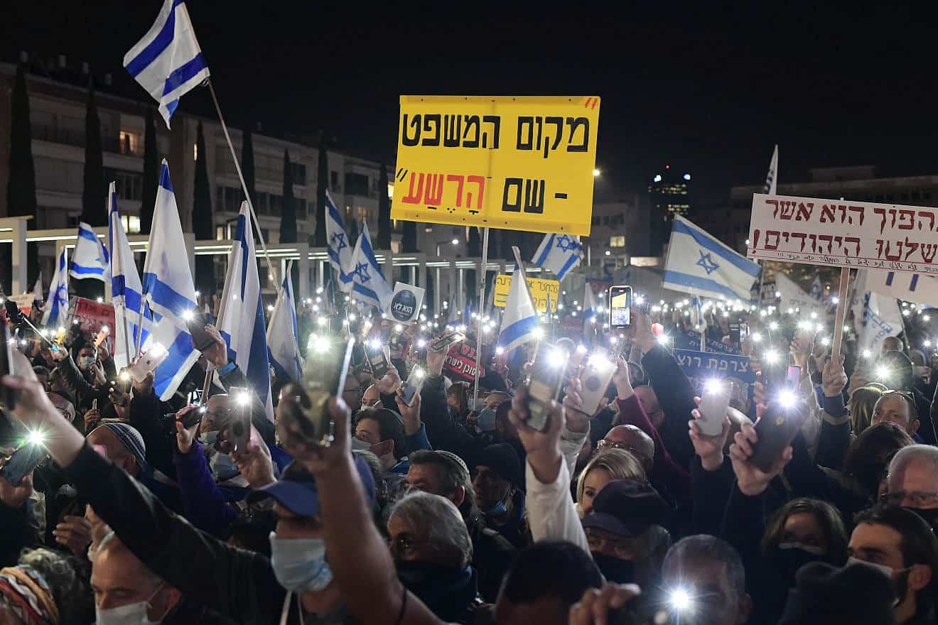 Israelis protest at Habima Square in Tel Aviv, demanding the establishment of a state commission of inquiry into the Pegasus phone hacking affair, Jan. 17, 2022. Photo by Tomer Neuberg/Flash90.