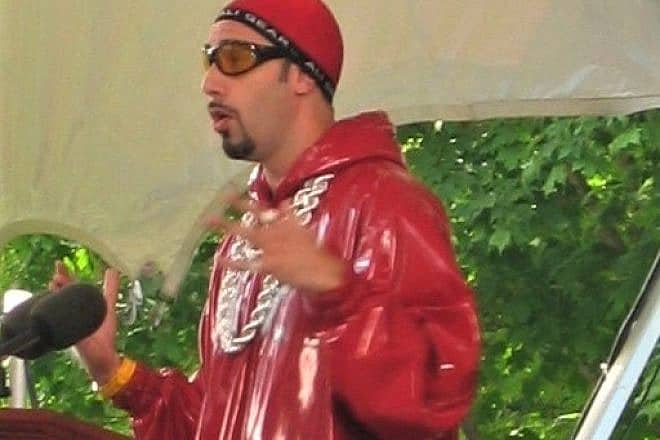 Sacha Baron Cohen as “Ali G” speaking to the Harvard class of 2004 in front of Memorial Church in Harvard Yard in Cambridge, Mass. June 9, 2004. Credit: Wikimedia Commons.