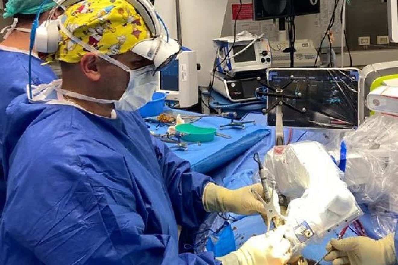 Dr. Cezar J. Mizrahi combines augmented reality and robotic technology to operate on a patient with a complex spinal fracture. Credit: Shaare Zedek Medical Center.