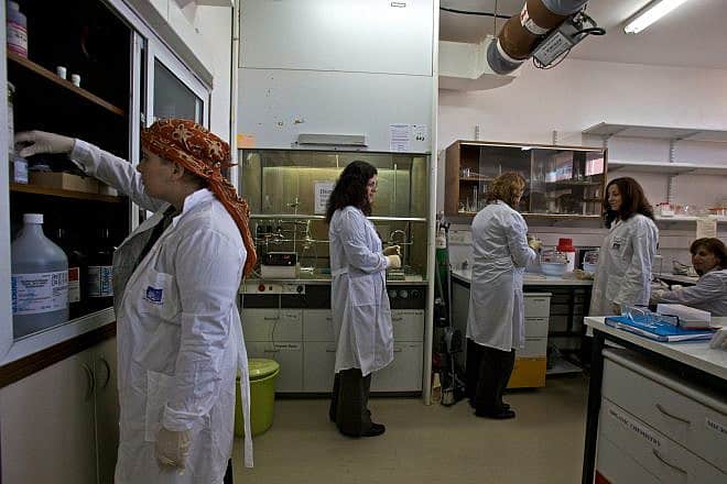 Researchers at the Weizmann Institute of Science in Rehovot, Jan. 5 2011. Photo by Doron Horowitz/Flash90.