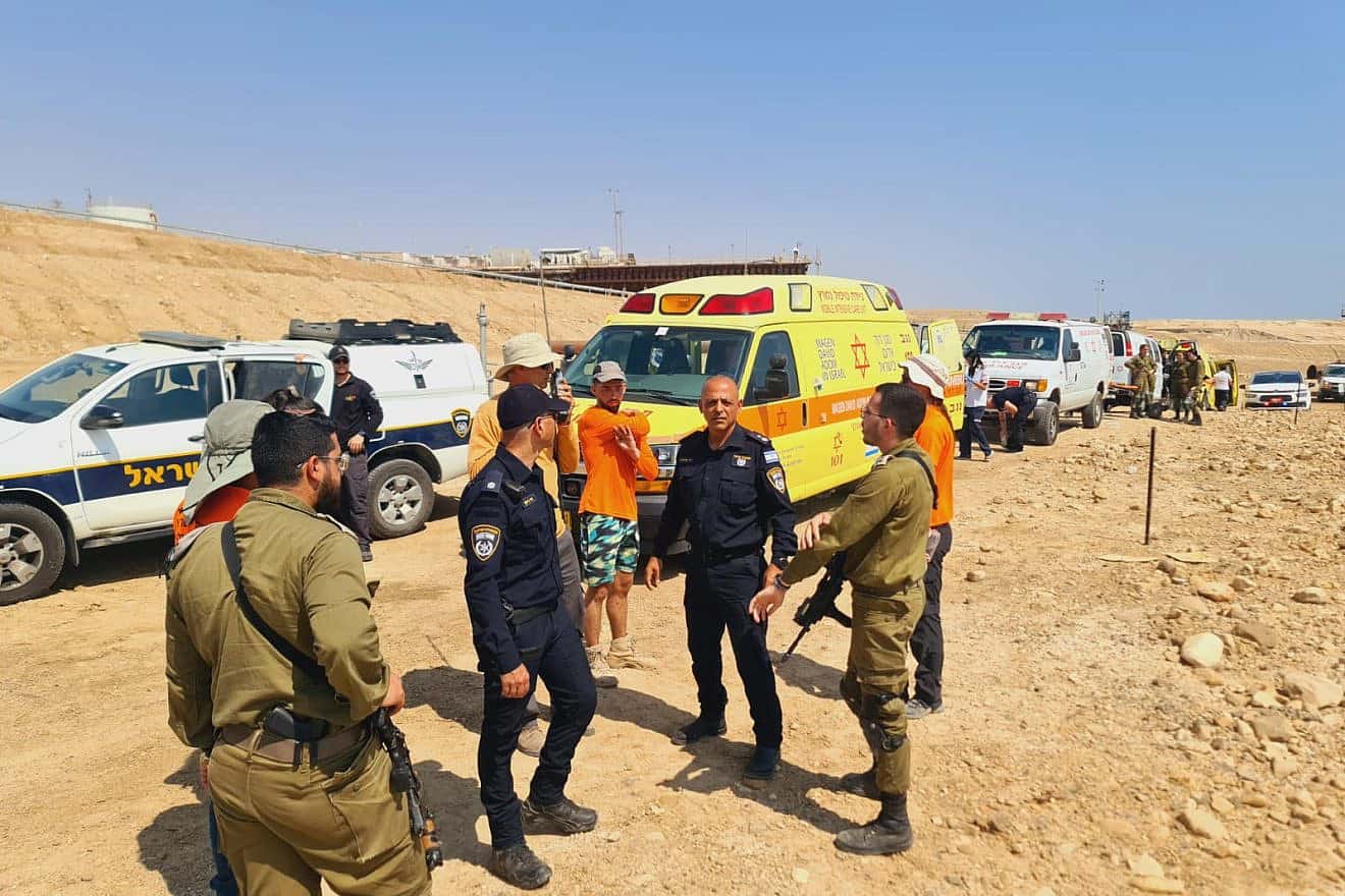 IDF and police at the scen where a man lost consciousness and died after entering a mined military area near the Dead Sea, Aug. 27, 2023. Source: Israel Police Spokesman's Unit