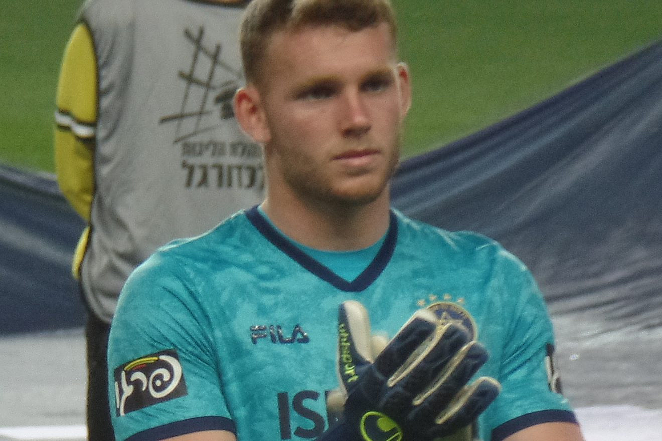 Israeli goalkeeper Daniel Peretz playing for Maccabi Tel Aviv in 2022. Photo by Adir Benyamini/Wikimedia Commons.