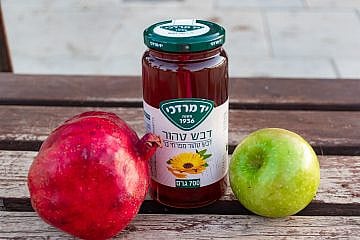 Apples, honey and pomegranate for the Jewish High Holidays. Credit: Ri-Ya/Pixabay.
