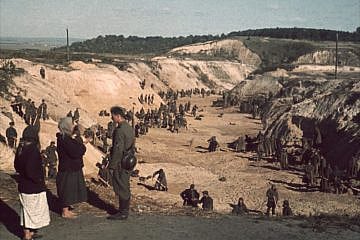 Soviet POWs cover a mass grave after the Babi Yar massacre just days earlier, Oct. 1, 1941. Credit: Johannes Hähle via Wikimedia Commons.